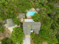 Pickleball, Heated pool, Hot tub, 2.5 Acres full of oaks Hotels near Rowan Park