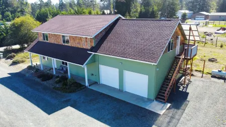 Caddy Shack Chateau- Spacious 4 bd/3.5b+Game Room, only 6 miles to Bandon Dunes!