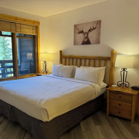 5 Star, 1 Bed + Den & 2 Baths in Center Village Copper Mountain