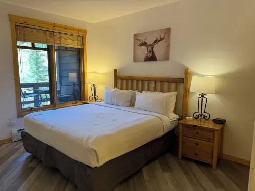 5 Star, 1 Bed + Den & 2 Baths in Center Village Copper Mountain