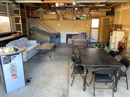 Close to Downtown Reno, easy drive to Tahoe, spacious house overlooking Reno! Отели рядом с достопримечательностью «Парк Ранчо Сан Рафаел Офф-Лиш Дог»