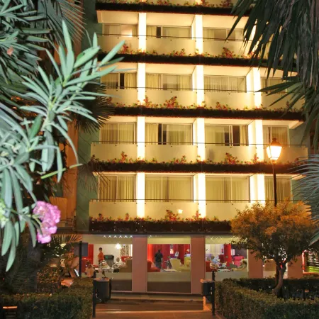 Hotel Oasis Plaza Отели рядом с достопримечательностью «Пляж Пониенте»