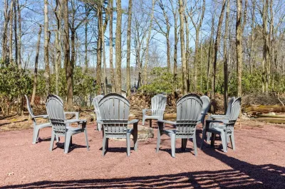 NEW!!! Lake View Honky Tonk- Karaoke and Stage- Hot Tub- Firepit- Bar-HUGE Deck!