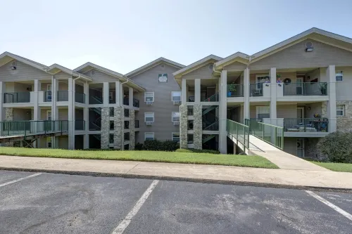 Golf Course Views, Quiet, Comfy Pet-Friendly at Holiday Hills Golf & Resort