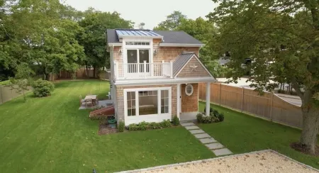 Walk to the Village! Charming modern beachhouse