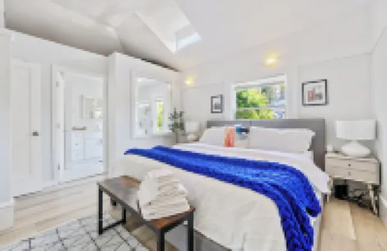 Hidden Gem - Luxury Living - Walk Everywhere