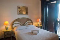 Mara's house, 10-minute walk from downtown, private parking