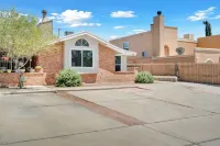 Cozy El Paso Getaway-Close to I-10-Restaurants-Shopping and more! Remodeled. Hotels near Speedway