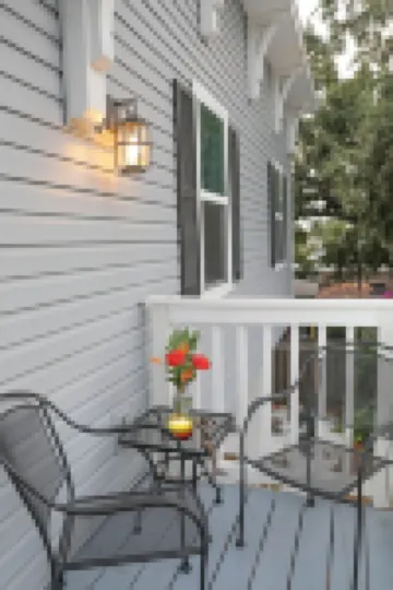 Owl Nest Townhouse-Walk to downtown & the water! New heated POOL!