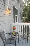 Owl Nest Townhouse-Walk to downtown & the water! New heated POOL!
