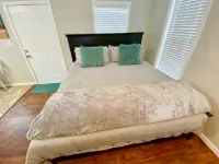 Furnished Blue door Studio home central- near restaurants, shopping and Lake - Apartments
