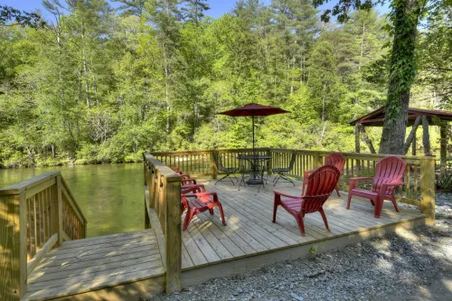 Toccoa River Frontage - Steps from the water, Sleeps 10, Fire Pit, Pet Friendly