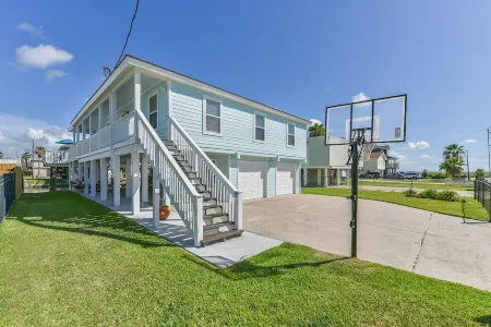 Newly Renovated Waterfront Home w/ Kayaks/Bikes, Ping Pong,4 bedroom, 2 bathroom