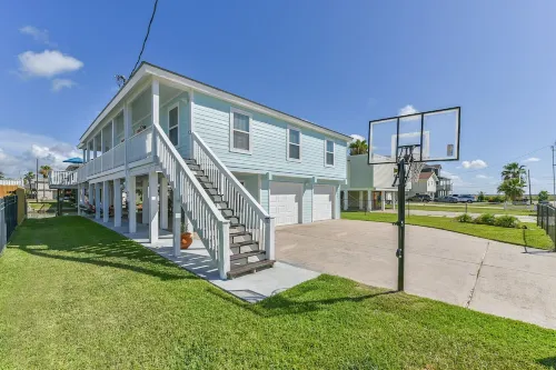 Newly Renovated Waterfront Home w/ Kayaks/Bikes, Ping Pong,4 bedroom, 2 bathroom
