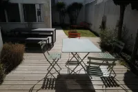 Very Nice  Listed Rhétaise House with Garden and Garage, Quiet, Right in the Center, 레 섬 주변 호텔