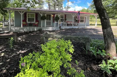 Welcome to Jireh's Haven Quiet, Charming 3 Bedroom Farmhouse