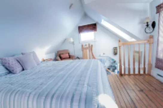 Luxury 1900's romantic retreat steps from the beach - King Suite!