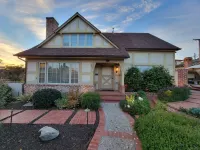 Local Cheerful 4 Bedroom home with outdoor dining Hotels near Alta Laguna Park