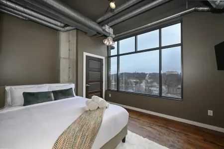 Luxury Condo in Akron Northside District. Level 2 EV Charging complimentary !! Отели в г. Акрон