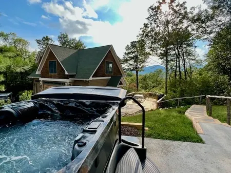Private Luxury Mountaintop Retreat on 10 acres. Black Mountain/Asheville