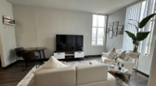 Boho Loft / Skyline View / Walk to Arena Events