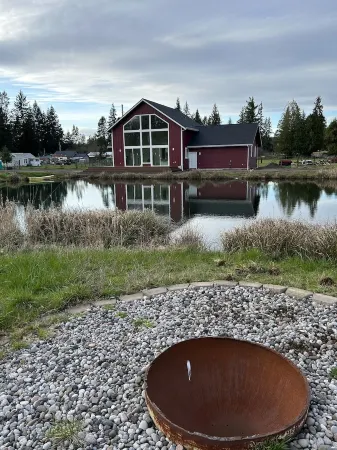 Gorgeous cabin, secluded fishing pond, swimming, paddling. Central for Daytrips!