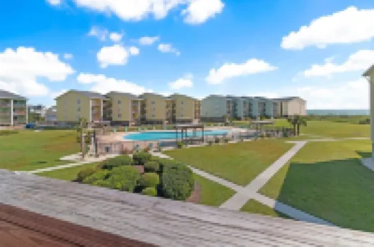 Cozy Coastal Farmhouse Beach condo w/ pool