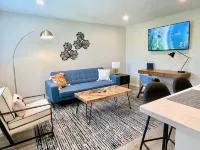 Work Here • Walk+Shop+Dine Downtown • King Bed • Remodeled Kitchen • Top Floor