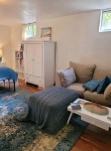 Beautifully furnished, spacious, comfortable. 1 block to campus.