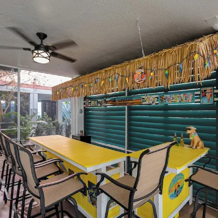 DIRECT WEEKI WACHEE RIVER FRONT! NEW CUSTOMHOME! WELCOME TO RIVER MARGARITAVILLE