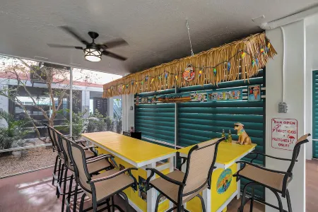 DIRECT WEEKI WACHEE RIVER FRONT! NEW CUSTOMHOME! WELCOME TO RIVER MARGARITAVILLE