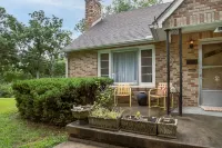 Huge 1960s Style Family and Pet Friendly Home