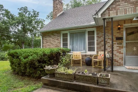 Huge 1960s Style Family and Pet Friendly Home