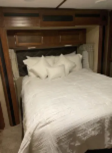 RV in foothills located near stores. Smoking area with fire pit provided. 福瑞娜麓山酒店