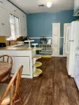 Garden Cottage in the city. Pet friendly!