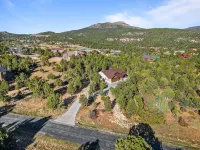 New luxury cabin bordering Zion! 3 king beds/baths. Short drive to Bryce Canyon