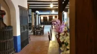 House of the mistress inside the sale with covered manchego patio. Pets allowed Hotel dekat Ruínas ibéricas Cerro de los Conejos