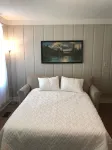 Downtown 2 Bedroom Cottage, Sleeps 6, Walk to Honeywell, Downtown Restaurants