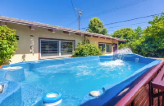 Disneyland Walking Distance Home or 2 min Drive.