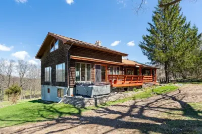 3-bdrm Huxley Farmhouse. Formerly Armstrong Farm. Great for skiing and hiking.