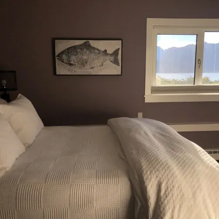 Gorgeous new, 1 bd luxury  apt, offering stunning views of the mountains and bay