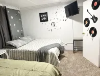 Downtown oasis.. Abundance of Entertainment & Amenities • Hot Tub • King Bed• Hotels in Twin Falls