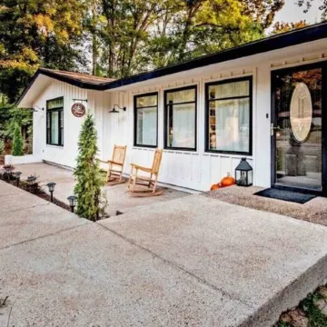 》Breathtaking Lakefront Luxury •Game Room+ Waterfront Fire Pit 4Br Sleeps 10《