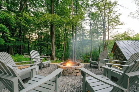 Brand NEW Build! Five Master Suites~Bunk Room~INDOOR POOL, Game ROOM & Hot Tub! Отели рядом с достопримечательностью «Deep Creek Marina»