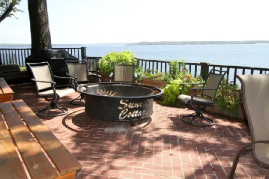 "Sunrise Cottage" Beautiful Lakefront Panoramic View W/ Hot Tub and Boat Dock