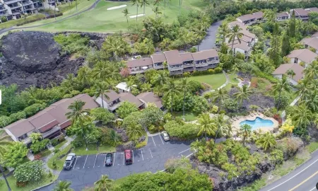 Kona Condo with Ocean Views, Pool, A/C & Near Golf Отели рядом с достопримечательностью «St Peter's by The Sea Catholic Church»