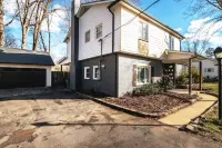 Modern/Luxe style with 2 Master en Suites-Fenced in Custom Home In SouthPark! Hotels near The Arboretum Shopping Center