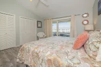 Fun-clean-family-canal front 3-2.5 condo Boat&Shop fish from the back porch!