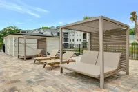 3 Bedroom Suite - Pool, FREE Parking, Gym!