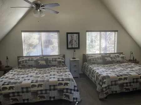 Cardinal Nest: Modern Cabin in Munds Park - 20 min to Flag and 40 min to Sedona